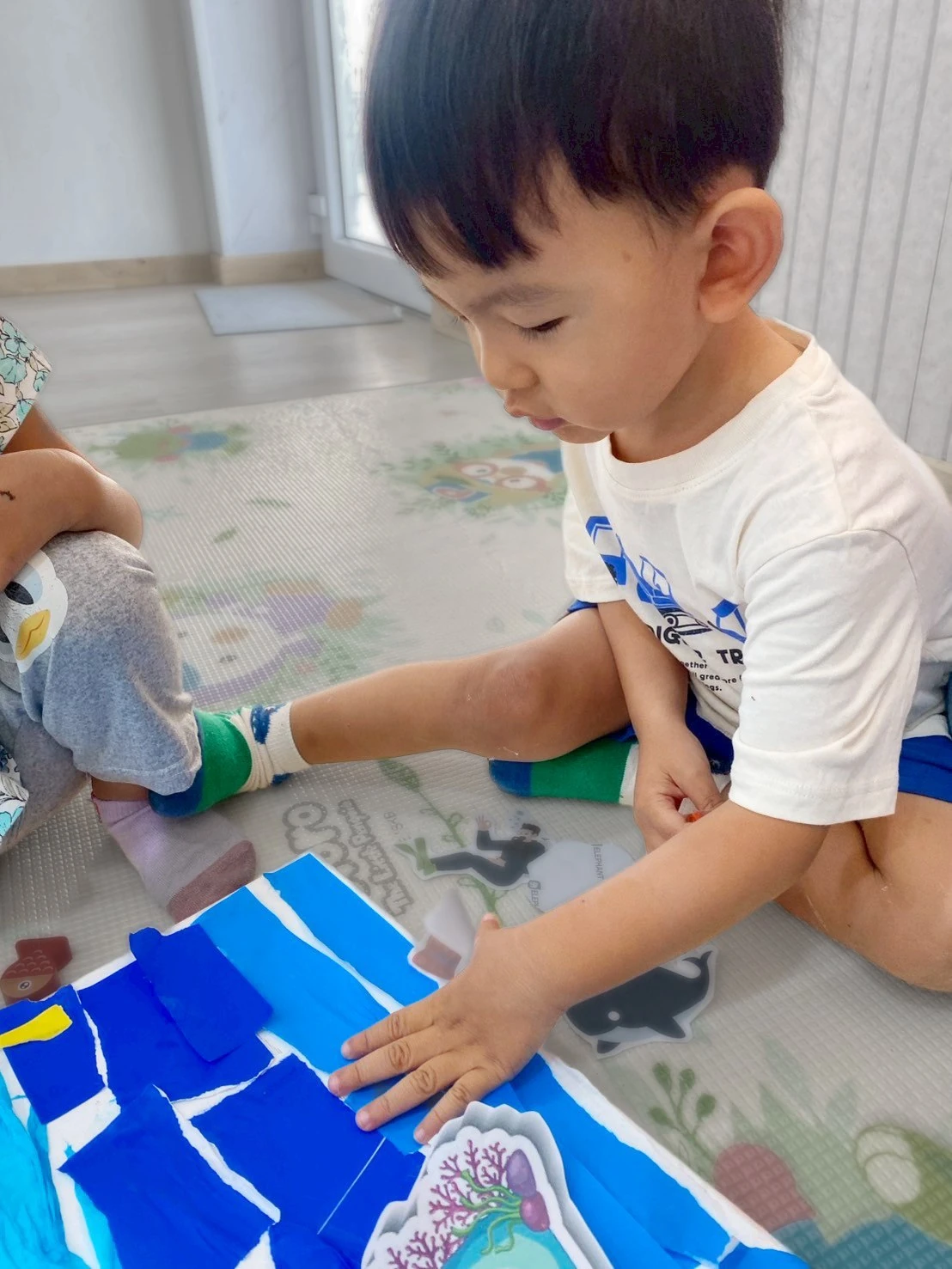 一个 Nursery 男孩在户外调皮地歪头对着镜头微笑